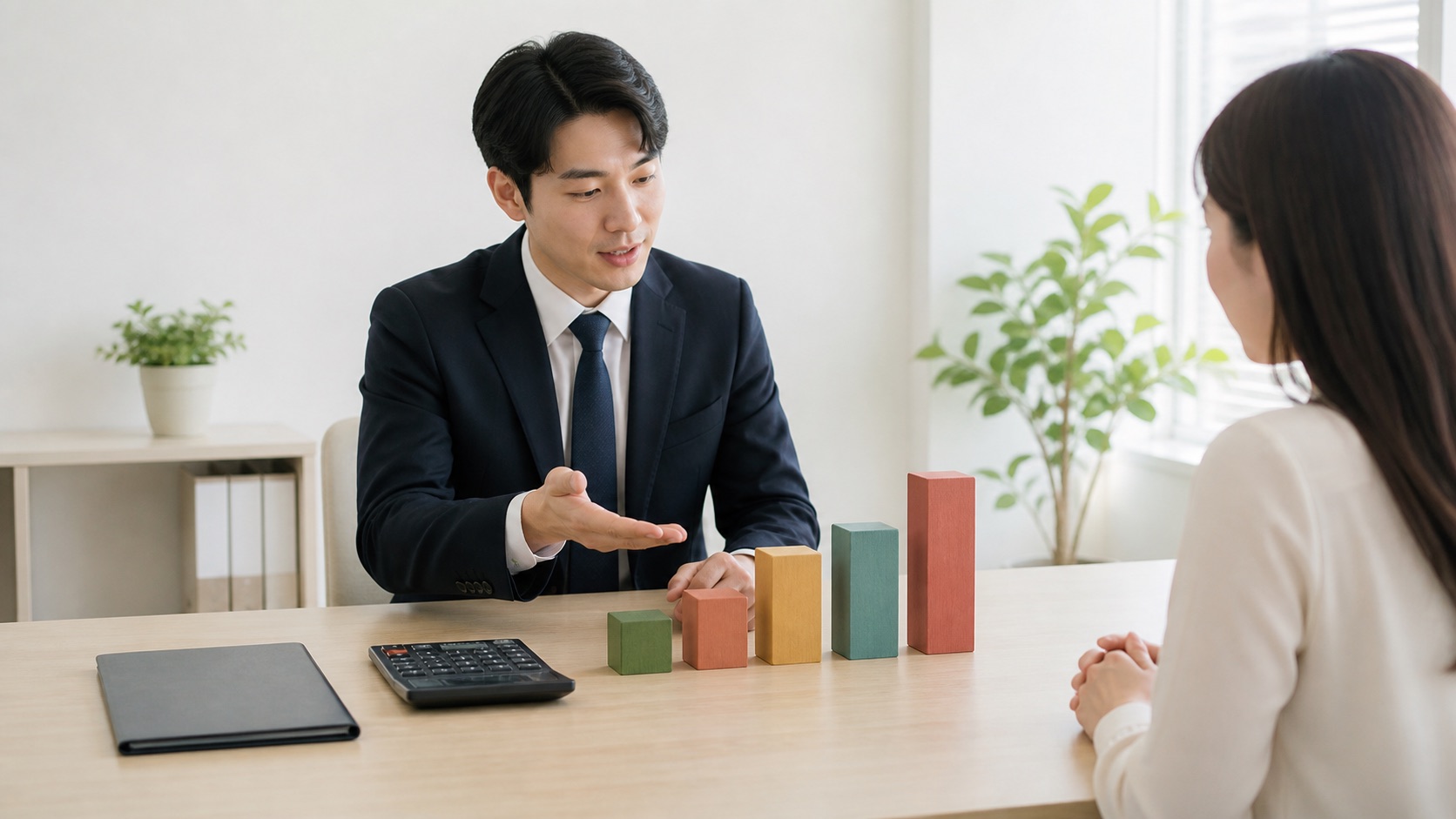 세무전문가가 다섯 단계의 누진세율 블록으로 증여세 계산을 설명하는 모습
